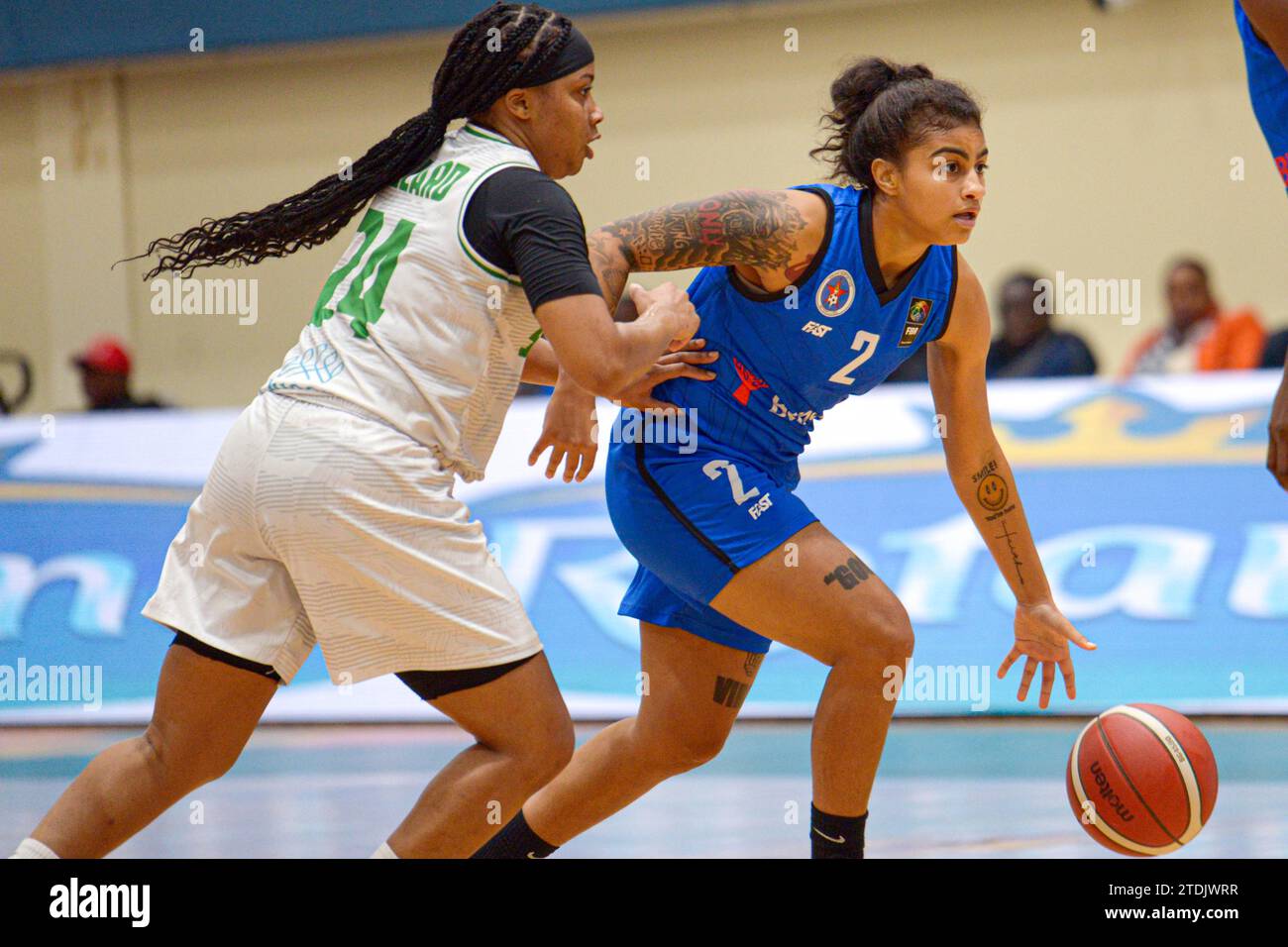 Alexandrie, Égypte. 18 décembre 2023. Tyra Jade Johnson (droite) de l'Inter Clube franchit la demi-finale de la FIBA Africa Women's Basketball League 2023 entre le Sporting d'Égypte et l'Inter Clube d'Angola à Alexandrie, en Égypte, le 18 décembre 2023. Crédit : Ahmed Gomaa/Xinhua/Alamy Live News Banque D'Images