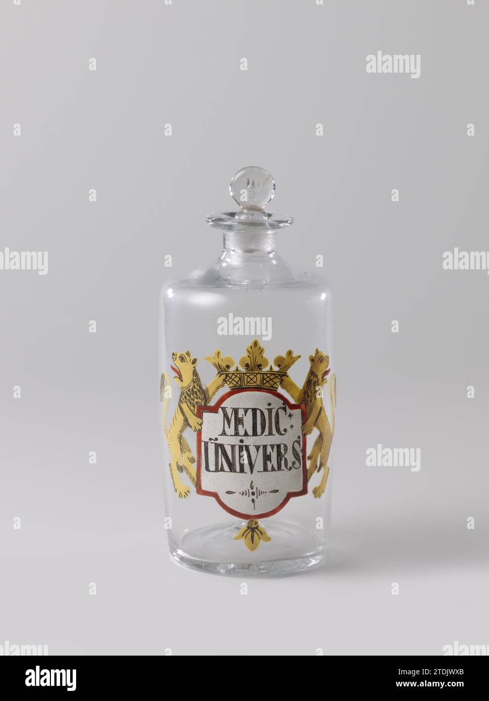 Flacon pharmacien avec arrêt, avec l'inscription : médecine : Ünivers, Anonyme, c. 1700 - c. 1800 sol plat. Corps en forme de cylindre, épaulement arrondi, col court cylindrique avec bord saillant, butée au sol avec bouton plat rond. Sur le corps en blanc, noir, jaune et rouge un cartouche couronné, tenu par deux lions debout, avec l'inscription Medic : Nivers. Sur l'épaule, RAD 14 et le stop VII sont gravés. Verre soufflé en Europe centrale sol plat. Corps en forme de cylindre, épaulement arrondi, col court cylindrique avec bord saillant, butée au sol avec bouton plat rond. Sur le corps Banque D'Images