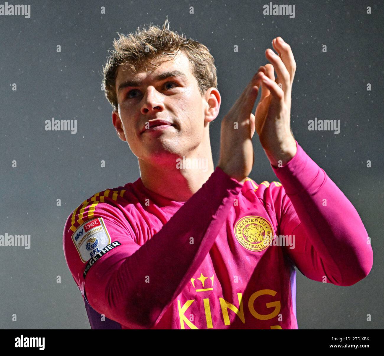 Birmingham, Royaume-Uni. 18 décembre 2023 ; St Andrews, Birmingham, West Midlands, Angleterre; EFL Championship football, Birmingham City contre Leicester City ; Mads Hermansen de Leicester applaudit les fans itinérants de son équipe après le coup de sifflet final Credit : action plus Sports Images/Alamy Live News Banque D'Images