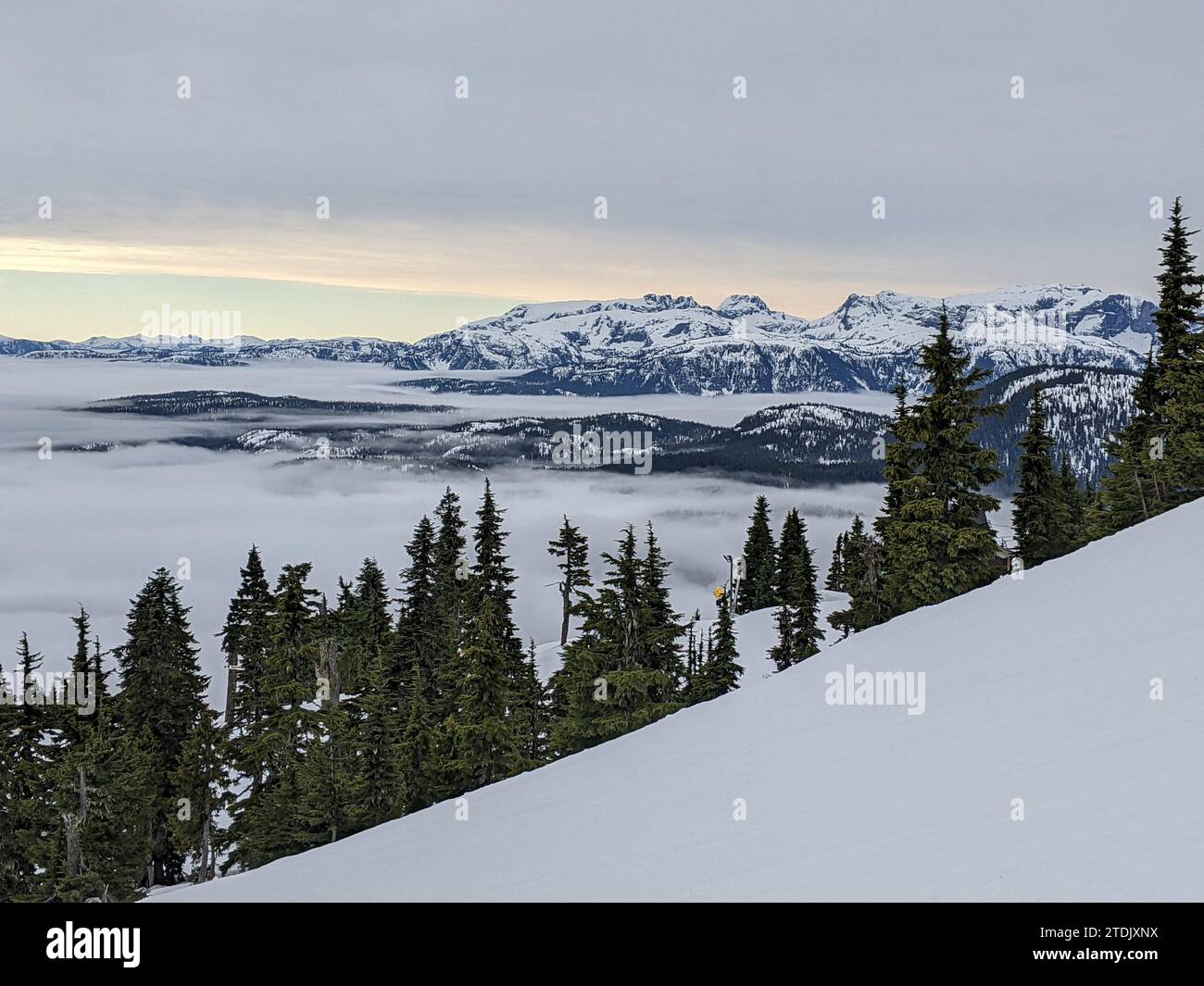 Belle vue sur les montagnes environnantes depuis le mont Washington. Banque D'Images Belle vue sur les montagnes environnantes depuis le mont Washington. Banque D'Images