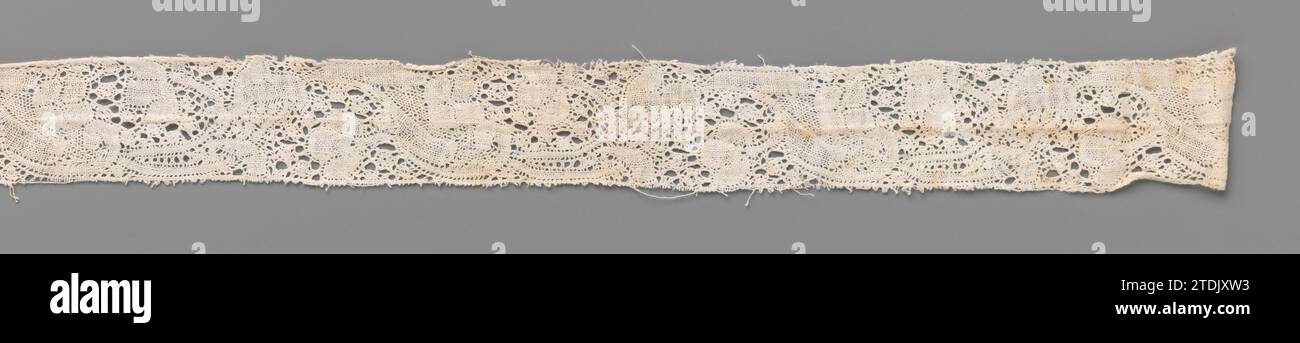 Canette en bande avec feuilles épaisses incurvées et fleurs à trois lobes, anonyme, c. 1700 - c. 1709 bande de canette de couleur naturelle : côté binche. Le motif répétitif se compose de deux feuilles incurvées épaisses qui se sont effilées. À partir de chaque feuille, une fleur à trois lobes est créée sur une courte tige incurvée. Au-dessus du creux de l'une des feuilles, une fleur de rosette à quatre lobes est visible dans le motif pas si clairement défini. Les motifs sont faits dans la bataille de lin avec des bords ajourés et en netslag. Les motifs sont reliés par une terre décorative, un sol de flocon de neige grossier. En haut et en bas sont finis droits et un peu Banque D'Images