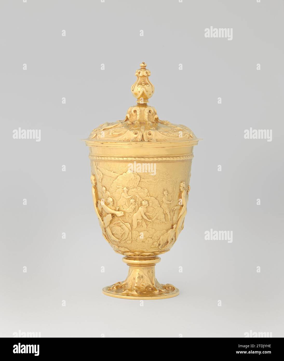 Diana et Actaeon Cup, Paulus Willemsz. Van Vianen, 1610 la coupe ronde repose sur une base creuse incurvée et rajeunissante, et possède un corps d'ampoule. Le corps est divisé par trois pneus convexes, celui du milieu avec une feuille de Laurier, divisé en une frise avec cadre principal. Un paysage forestier continu a été installé sur le frison, dans lequel à la fois la rencontre entre la baignade Diana et le prince Actaeon, et sa mort ont été inclus par sa compagnie de chasse. Le corps du bouton en forme de vase est composé d'ornement abstrait. Entièrement signé sur le dessous du pied : S : Caes.m.tis.aur. Paulus de Viana ultrajectensis Banque D'Images