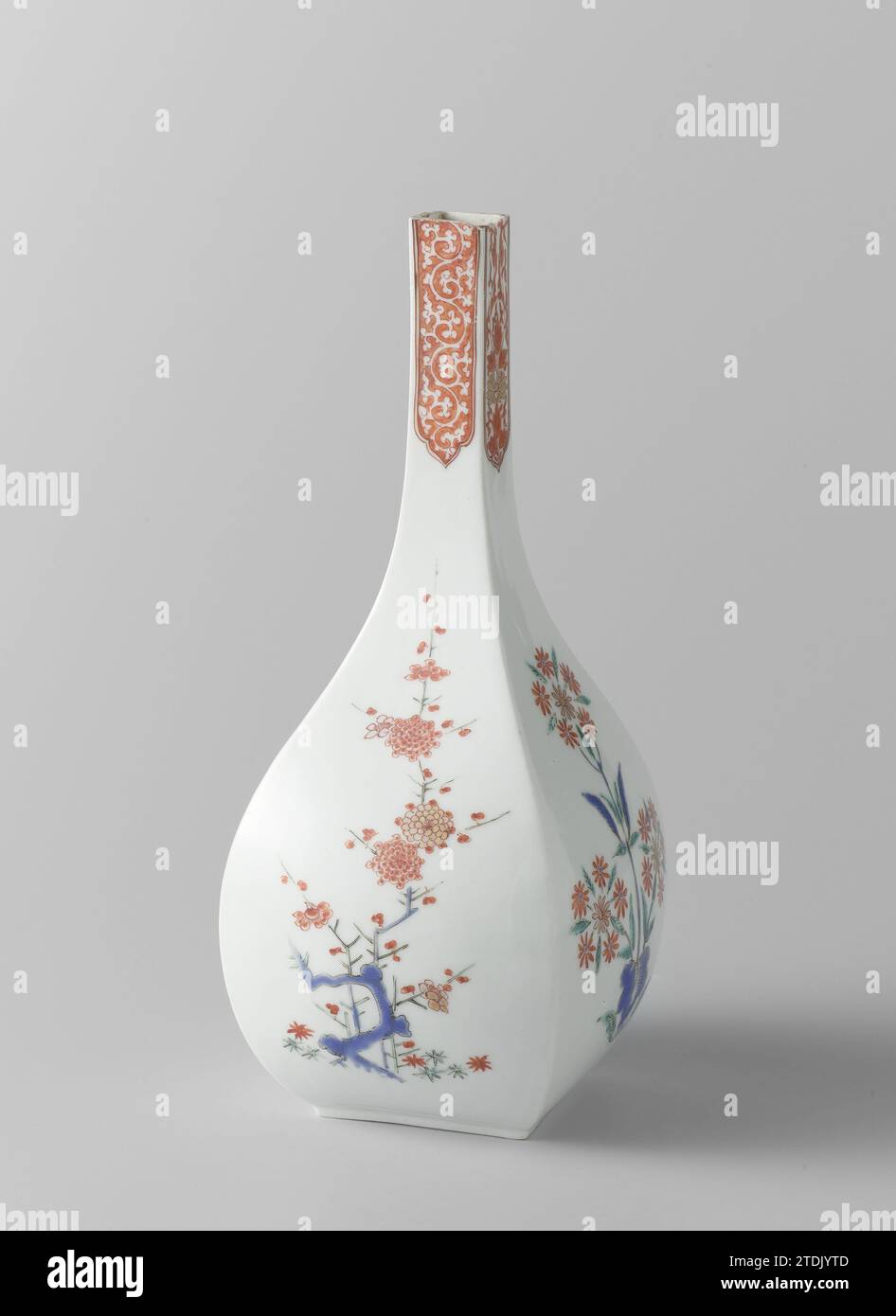 Bouteille carrée avec prunus et fleurs stylisées, anonyme, c. 1670 - c. 1690 bouteille carrée de porcelaine, avec long col, peinte sur la glaçure en bleu, rouge, vert, noir et or avec alternance sur les quatre murs prunus et fleurs stylisées. Champs encadrés sur le cou avec alternance de vignes de feuilles avec une fleur et des vignes de feuilles sauvées dans le stock. Cou abrégé. Kakiemon. Porcelaine du Japon. glaçage. Or (métal) peinture / dorure / vitrification bouteille carrée de porcelaine, avec long col, peint sur la glaçure en bleu, rouge, vert, noir et or avec alternance sur les quatre murs prunus et stylisé Banque D'Images