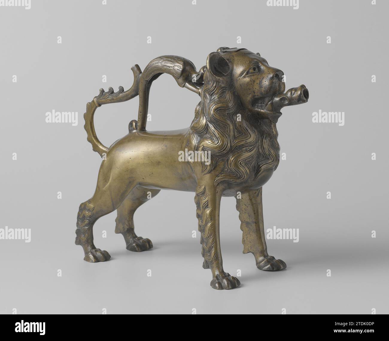 Aquamanile en forme de lion, Johannes Apengeter (attribué à), c. 1330 - c. 1335 coulé dans la technologie cire perdue et l'objet d'accompagnement en grande partie a la forme d'un lion avec un dragon comme poignée. Les détails sont prolongés (la crinière, les mèches sur les pattes, la queue du lion), gravés (les ailes du dragon) ou poinçonnés (la moustache du lion, le dos et la queue du dragon). Le dragon est relié à la tête, au dos et à la queue du lion. Le lion regardant dans sa bouche a un Dierekop, qui agit comme un bec. Dans la tête du lion, une pièce plus ou moins rectangulaire a été cu Banque D'Images