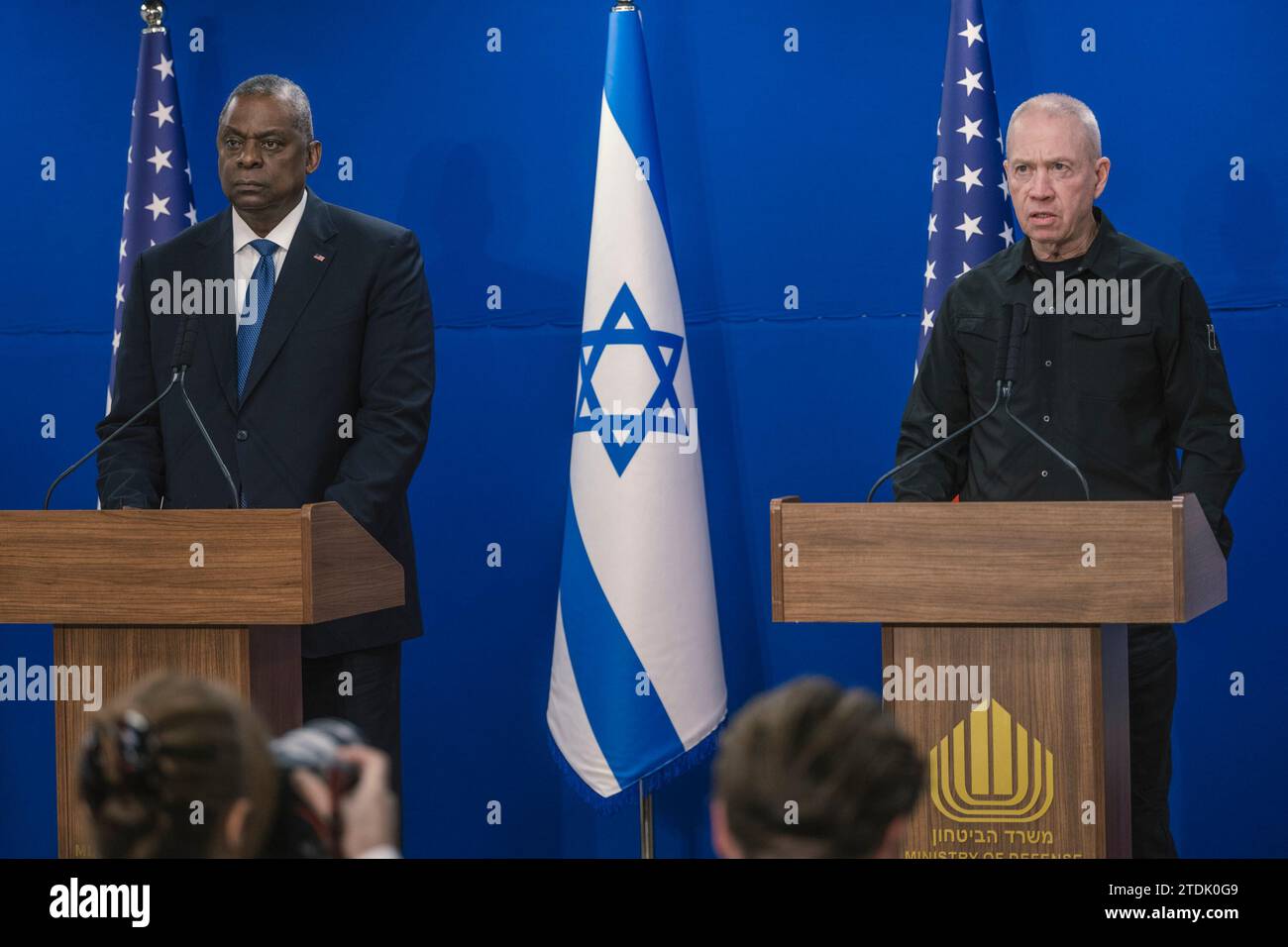 Le secrétaire à la Défense Lloyd J. Austin III et le ministre israélien de la Défense Yoav Gallant s’adressent aux nédia lors d’une conférence de presse à tel Aviv, Israël, le 18 décembre 2023. Austin s'est rendu en Israël pour rencontrer ses homologues et souligner l'engagement inébranlable des États-Unis envers le droit d'Israël à se défendre conformément au droit international humanitaire. (Photo du DoD par Chad J. McNeeley) Banque D'Images