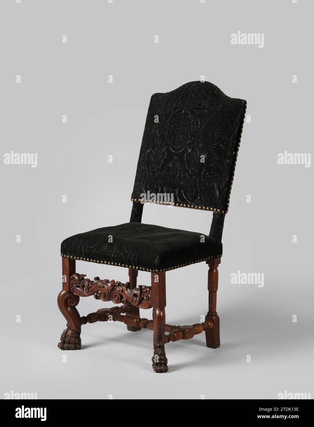 Meubles, Anonyme, 1700 Président de Notenhout. Le mobilier est couvert et repose sur des auvents placés, des pattes avant en forme de volute avec de hautes maisons au sommet, des arbres de lion poignardés au pied et des pattes arrière articulées. Les jambes sont également reliées par une croix en forme de H, également articulée ; le sport de l'index montre un ajourage, couché S-Voluten avec une feuille d'acanthe symétrique. Le dos est sculpté en haut. Bois du nord des pays-Bas (matériel végétal). Noyer (bois dur) Président de Notenhout. Le mobilier est couvert et repose sur des overhoeks placés, pieds avant en forme de volute avec de hautes maisons au sommet, STA Banque D'Images