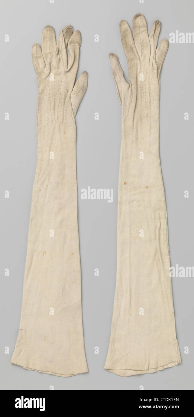 Gant en cuir chamois blanc, c. 1915 - c. 1925 gant droit en cuir chamois blanc. Trois cordons rayonnants à l'arrière. À l'intérieur, une fente avec trois nœuds de nacre. Modèle extra long. France geheel : chamois (matière animale). Knopen : nacre gant droit en cuir chamois blanc. Trois cordons rayonnants à l'arrière. À l'intérieur, une fente avec trois nœuds de nacre. Modèle extra long. France geheel : chamois (matière animale). knopen : nacre Banque D'Images