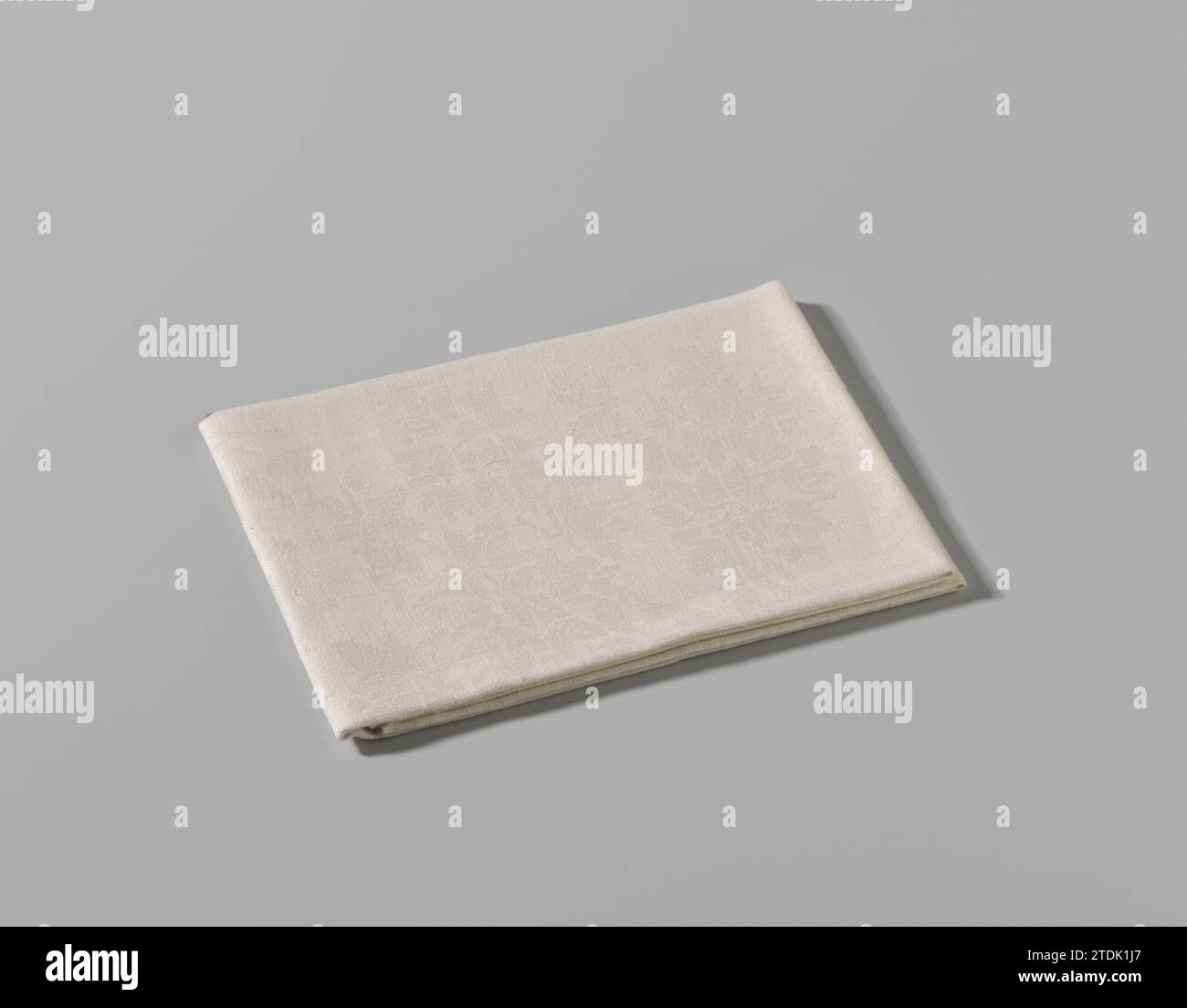 Serviette avec le Christ et la Samaritaine Quirijn Jansz. Damast, c. 1650 Linnamast serviette avec Christ et la Samaritaine au puits. Milieu de terrain : le motif symétrique montre deux scènes de bas en haut : 1 Christ et la Samaritaine au puits, au-dessus duquel une poulie. Un oiseau au-dessus de la tête de la femme. 2 deux disciples viennent avec un panier de pain d'une ville, dont la porte est ouverte. Sous cette performance le texte IOAN IIII. Bords debout : une seule frontière pendulaire entre laquelle oiseaux et fleurs. La serviette n'a pas de bords horizontaux. Haarlem lin (matériel) Damask Linnamast serviette wi Banque D'Images