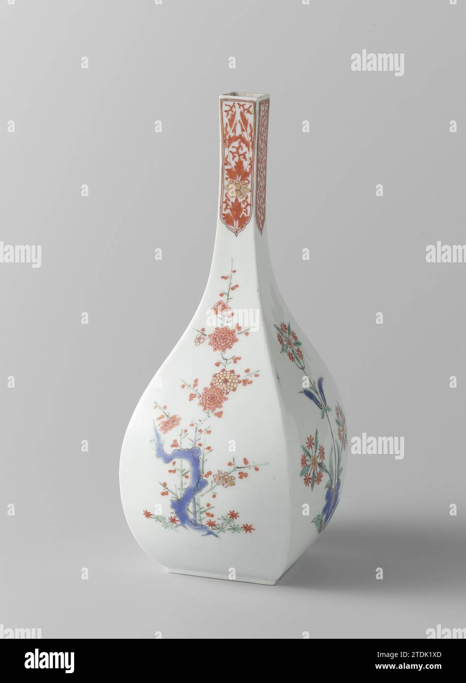 Bouteille carrée avec prunus et fleurs stylisées, anonyme, c. 1670 - c. 1690 bouteille carrée de porcelaine, avec long col, peinte sur la glaçure en bleu, rouge, vert, noir et or avec alternance sur les quatre murs prunus et fleurs stylisées. Champs encadrés sur le cou avec alternance de vignes de feuilles avec une fleur et des vignes de feuilles sauvées dans le stock. Kakiemon. Porcelaine du Japon. glaçage. Or (métal) peinture / dorure / vitrification bouteille carrée de porcelaine, avec long col, peint sur la glaçure en bleu, rouge, vert, noir et or avec alternance sur les quatre murs prunus et fleurs stylisées. Champs f Banque D'Images