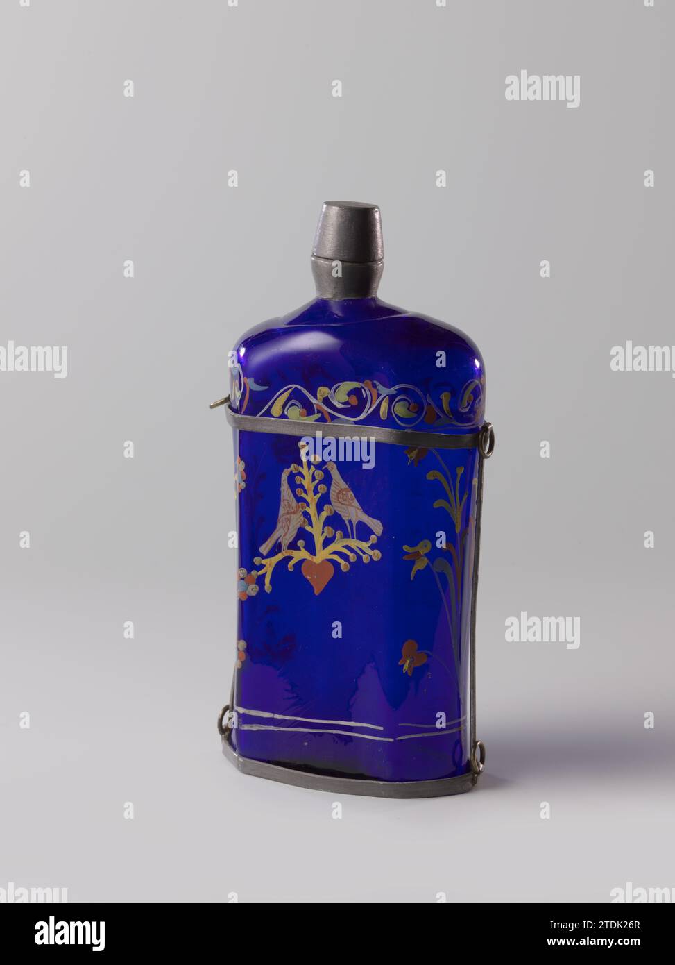 Bouteille en verre bleu avec quelques tourterelles et l'inscription 'Lieb du Mich Allin Oder Lasz Gar sein', Anonyme, 1730 terrain plat. Sexible, corps soufflé dans la forme, avec en rouge, blanc, jaune vert et bleu quelques tourtereaux sur une branche stylisée au-dessus d'un coeur sur le devant l'inscription 'Lieb du Mich Allin Oder Lasz Gar sein' et l'année 1730 sur le dos . Une branche de fleur stylisée sur les côtés étroits. Le dessous du spectacle garni d'un double passepoil, le dessus d'un seul passepoil et d'une bordure stylisée vrilles. Verre de l'Europe centrale. Soufflage de verre en étain (métal) sol plat. Sexible, le corps m'a soufflé Banque D'Images