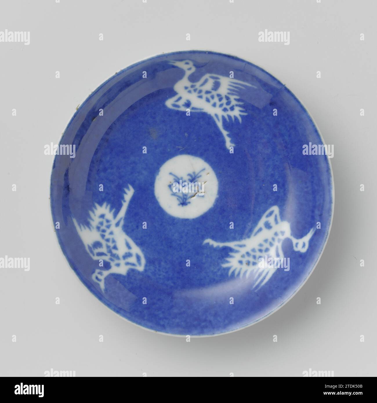Soucoupe avec bleu poudre et grues, c. 1700 - c. 1724 soucoupe en porcelaine, peinte en bleu sous glaçage. Avec tête de thé (AK-RBK-15855-B-1). Bleu poudré. Porcelaine de Chine. glaçage. Cobalt (minéral) peinture / vitrification soucoupe en porcelaine, peinte en bleu sous glaçure. Avec tête de thé (AK-RBK-15855-B-1). Bleu poudré. Porcelaine de Chine. glaçage. cobalt (minéral) peinture / vitrification Banque D'Images
