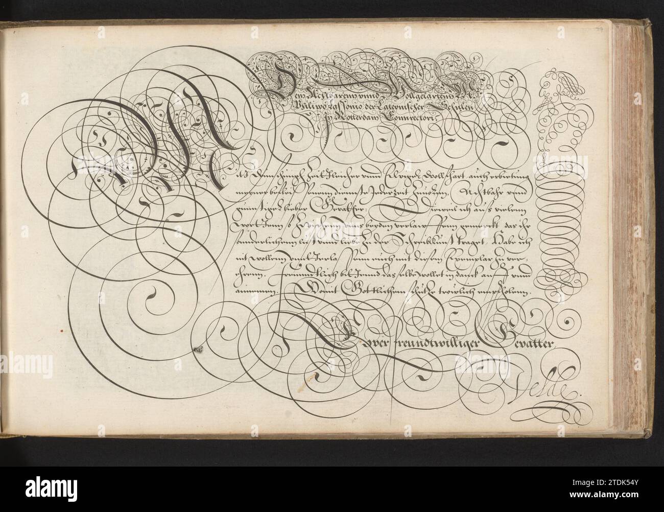 Ecrire exemple : Den Achtbarem Unnd Volgelartem (...), Simon Frisius, d'après Jan van de Velde (I), 1605 Ecrire exemple avec la salutation : Den Achtbarem UndD Volgelartem MR Philippo Lassonio der Lateynischer Schulen in Rotterdam Connrectori. En dessous de cela une initiale ornementée M (?) Et huit lignes de texte en allemand. Signé : Euuer Freundtwiller Getatter, Velde. Le texte est encadré par curl. Sur le côté droit, une colonne herme ou bordure en boucle. L'impression fait partie d'un album. Imprimeur : Haarlempublisher : RotterdamRotterdam gravure sur papier Ecrire exemple avec la salutation : Den Achtbarem UndD Volge Banque D'Images