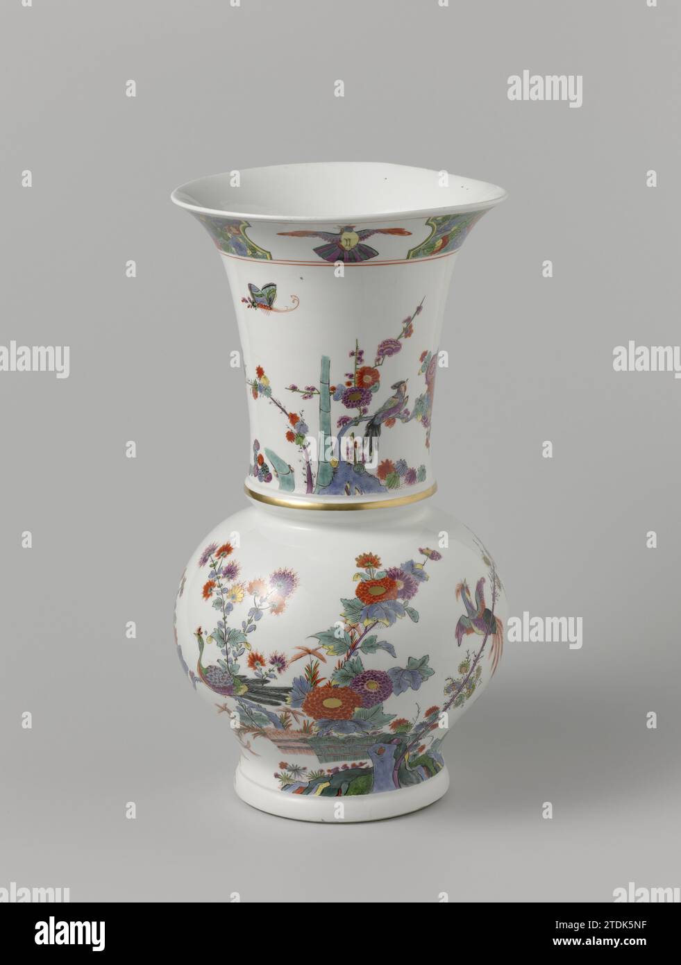 Paire de vases, manufacture de porcelaine Meissener, c. 1730 - c. 1740 vase sphérique en porcelaine peinte. Le vase a un col haut et une bouche large. Le vase est peint avec des haies liées, des rochers, des blums indiens et de grands oiseaux sur le corps et avec un oiseau sur une branche à côté d'un bambou mal sur le cou. Le long du bord de la bouche est une large bande avec des blums indiens sur un stock vert moucheté noir, dans lequel deux fois un renfoncement avec un oiseau stylisé. Le vase est marqué. Flotteur porcelaine vase sphérique en porcelaine peinte. Le vase a un col haut et une bouche large. Le vase est peint avec des haies liées, des roches, indianiques Banque D'Images