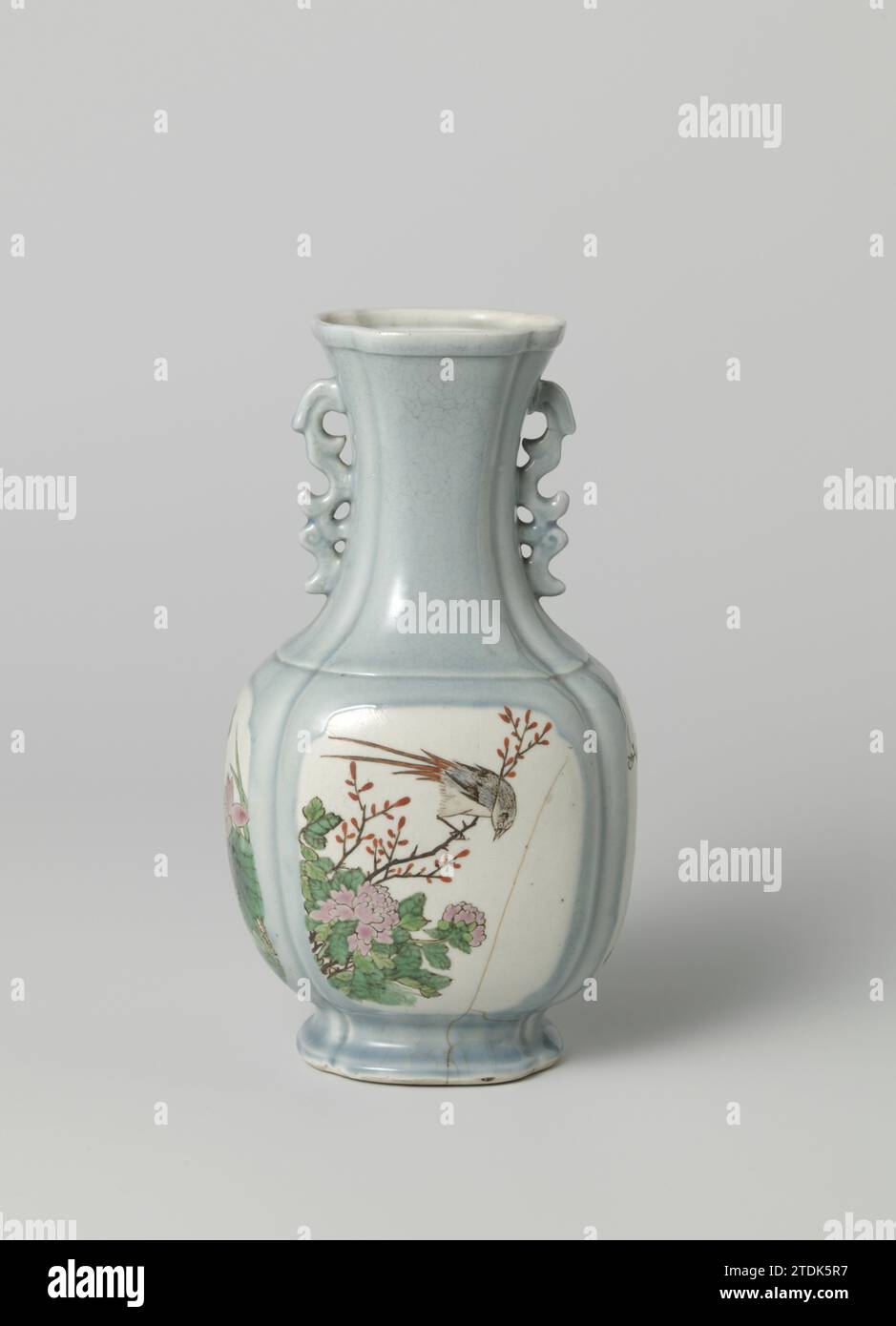 Vase avec plantes à fleurs, oiseau et papillon, anonyme, c. 1800 - c. 1944 vase rectangulaire en porcelaine avec ingrédients, sur pied, avec un col évasé et deux oreilles modelées, recouvert d'un émail bleu clair, légèrement rampant et peint en bleu, rouge, rose et noir. Quatre compartiments carrés ou rectangulaires avec des ingrédients avec des plantes à fleurs sur le ventre (chrysanthème, lotus, pivoine, prunus), oiseau et papillon. Une fissure dans le mur. Famle Rose. Porcelaine de Chine. glaçage. Peinture / vitrification vase rectangulaire en porcelaine avec ingredients, sur pied, avec un col évasé et deux ea modélisés Banque D'Images