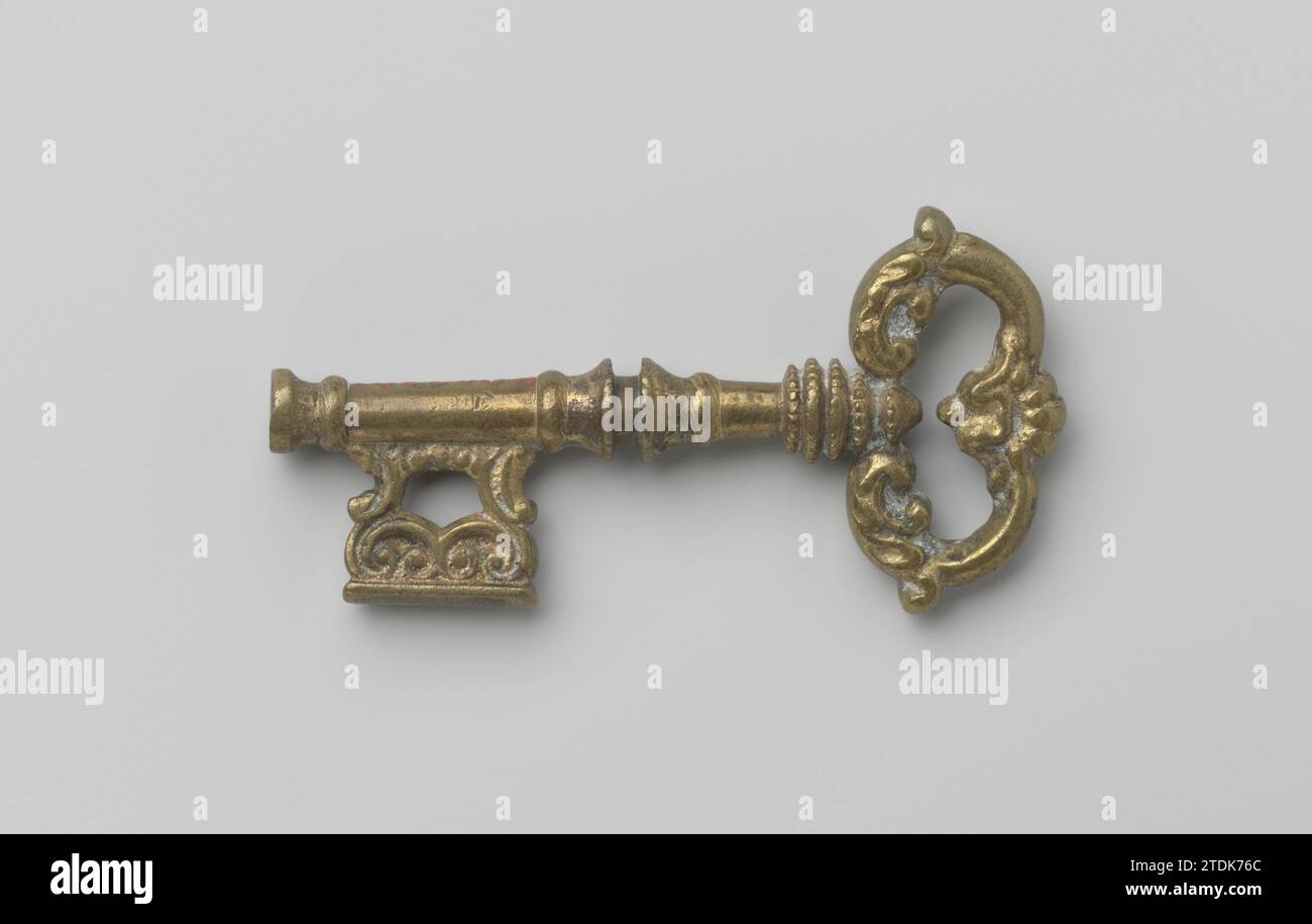 Key, c. 1600 - c. 1699 Key dont l'oeil est formé par deux C-Voluten gras l'un à l'autre qui entourent au-dessus d'une coquille et sont couverts d'ornement de feuille au fond. La tige passe devant la barbe dans un élargissement. cuivre (métal). Dorure (matériel) clé de dorure dont l'oeil est formé par deux C-Voluten gras l'un à l'autre qui entourent au-dessus d'une coquille et sont recouverts d'ornement de feuille au fond. La tige passe devant la barbe dans un élargissement. cuivre (métal). dorure (matériau) dorure Banque D'Images