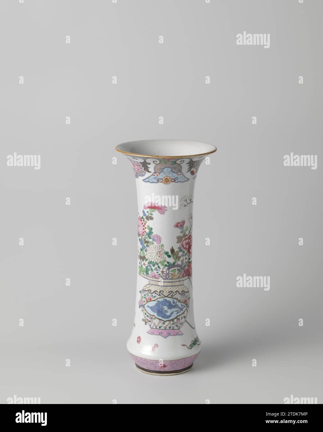 Vase en forme de trompette avec paniers de fleurs et symboles auspicieux, anonyme, c. 1850 - c. 1899 récipient en forme de trompette en porcelaine, peint en bleu glacé et sur le glaçage en bleu, rouge, rose, vert, noir et or. Sur le mur un panier à poignée ajourée avec un chilong (dragon polled) dans un cartouche festonné. Le panier est rempli de fleurs et de branches de fruits (pivoine, chrysanthème, prunus, fingercitroen, magnolia). L'autre côté avec un vase à fleurs sur une table basse. Sur le vase, la tête d'un shishi (chien lion) avec un anneau dans la bouche. Le vase est entouré d'objets de bonheur (t Banque D'Images