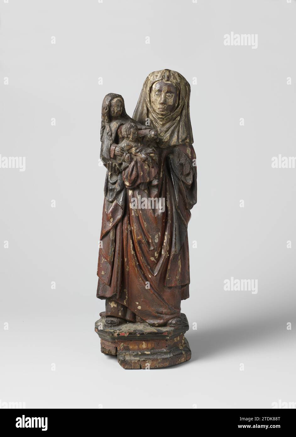 La Vierge à l'enfant avec Sainte Anne, anonyme, vers 1510 sur un piédestal profilé saccadé avec des coins tronqués est Anna, qui tient la Marie assise avec l'enfant sur le bras droit sur ses genoux. Anna porte un voile, auquel le Kindoek est épinglé. Son manteau, qui pend ouvert de devant, est inclus sous les deux bras, de sorte que son tapis et la gravure du fond sont visibles, ainsi que les sandales. Maria porte un manteau sur son tapis, qui est fermé sous le cou, l'enfant une chemise. Chêne de Westphalie (bois) sur un piédestal profilé saccadé avec des coins tronqués est Anna, qui tient la Mary assise avec l'enfant sur t Banque D'Images