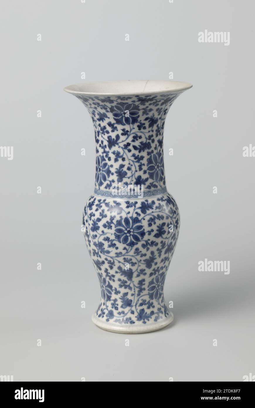 Vase balustervase avec motif floral stylisé, anonyme, c. 1800 - c. 1899 vase en forme de balus en porcelaine tendre (pâte tendre) avec col large et droit et bouche en forme de trompette, peint en bleu sous-laque. Le vase est recouvert de vignes de fleurs stylisées ; à la base du cou un lien avec des formes en spirale. Marqué sur le fond avec la marque à quatre personnages de Keizer Chenghua. L'arête a été cassée. Bleu blanc. Porcelaine de Chine. porcelaine tendre. glaçage. Cobalt (minéral) peinture / vitrification vase en forme de balus en porcelaine tendre (pâte tendre) avec col large et droit et trompette-shap Banque D'Images