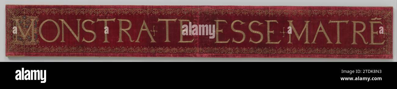 Bande de velours avec broderie en fil d'or avec texte monstra ... Matre, anonyme, c. 1500 - c. 1600 bande de velours rouge avec broderie. La bande a une frontière en conseil d'or et les amoureux, d'un golf vank avec une alternance palmier-volute. La broderie a le texte : Monstra ... Matre. Un ornement de fleurs et de feuilles est brodé autour du M van Monstra. La bandelette se trouve sur une bandelette avec invnr. BK-NM-3197 cousu sur un cadre en bois. France (peut-être) soie. Velours (tissu tissé) / broderie bande de velours rouge avec broderie. La bande a une frontière en conseil d'or et les amoureux, d'un golf vank avec un A. Banque D'Images