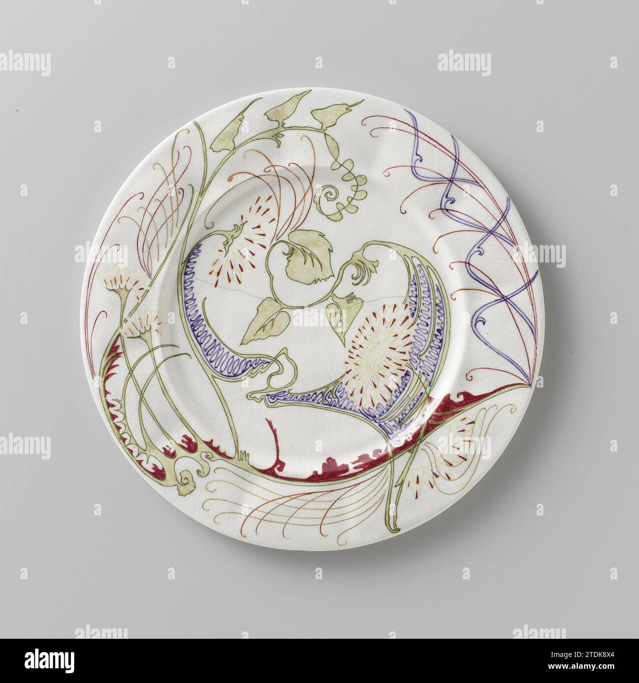 Assiette décorée de fleurs et de feuilles stylisées, N.V. Haagsche Plateel Factory Rozenburg, 1899 assiette en porcelaine. Le bord est légèrement approfondi à des distances régulières. Peint en vert, jaune, bleu et rouge vin avec des fleurs et des feuilles stylisées. La Haye porcelaine assiette en porcelaine. Le bord est légèrement approfondi à des distances régulières. Peint en vert, jaune, bleu et rouge vin avec des fleurs et des feuilles stylisées. La porcelaine de la Haye Banque D'Images