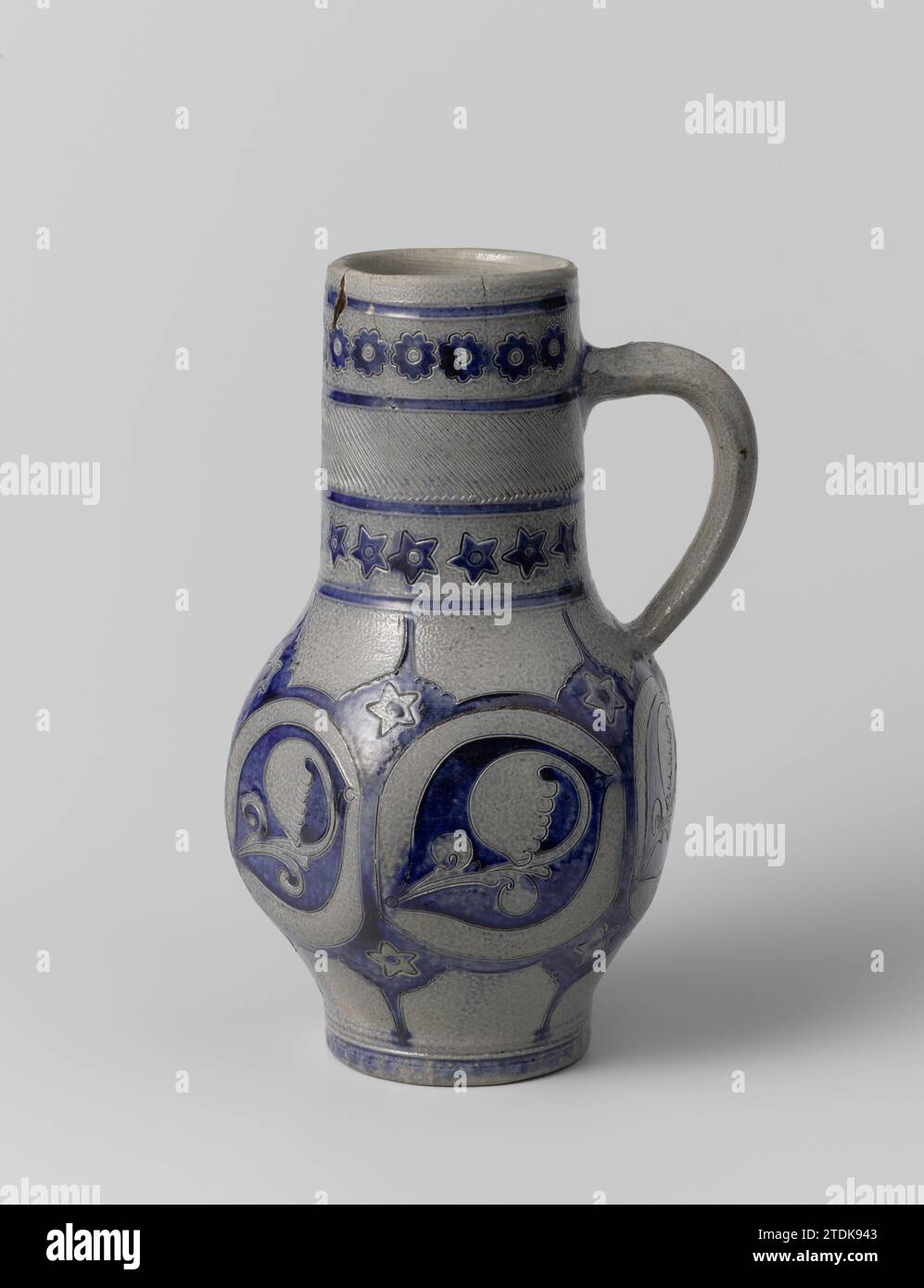 Cruche avec des fleurs stylisées, anonyme, c. 1750 - c. 1799 cruche en grès sur anneau de support avec un corps hexagonal, sphérique et large col. L'oreille en forme de C est fixée au cou et à l'épaule. Partiellement recouvert de bleu cobalt. Sur l'abdomen une entrée et décoration de couleur bleue de six médaillons avec une fleur stylisée. Les timbres estampillés sont enregistrés en bleu. Le cou est divisé en trois pneus : des fleurs estampées, une ligne en zigzag pressée et inclinée (knibis) et des étoiles. Lahntal, Westerwald. Grès Lahntal. glaçage. Bidon de vitrification cobalt (minéral) en grès sur support annulaire avec corps hexagonal sphérique A. Banque D'Images