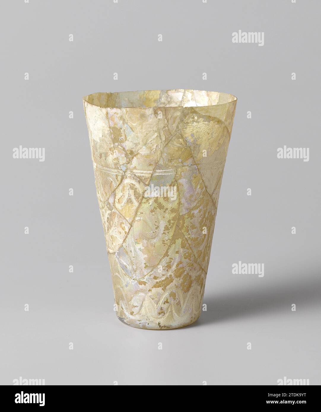 Glas, (possiblement), c. 800 - c. 1199 tasse incolore très altérée avec fond plat et paroi droite et exceptionnelle. Décoré avec entrée, lignes ondulées. Souffleur de verre : verre Iranyriëegypt très altéré, tasse incolore avec fond plat et paroi droite et exceptionnelle. Décoré avec entrée, lignes ondulées. Souffleur de verre : verre Iranyriëegypt Banque D'Images