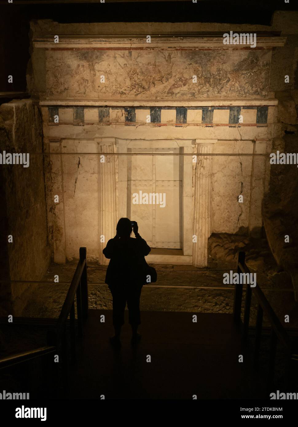 Femme montrée en silhouette photographiant l'entrée de la tombe du roi Philippe II de Macédoine dans le Musée des tombes royales d'Aigai à Vergina, G. Banque D'Images