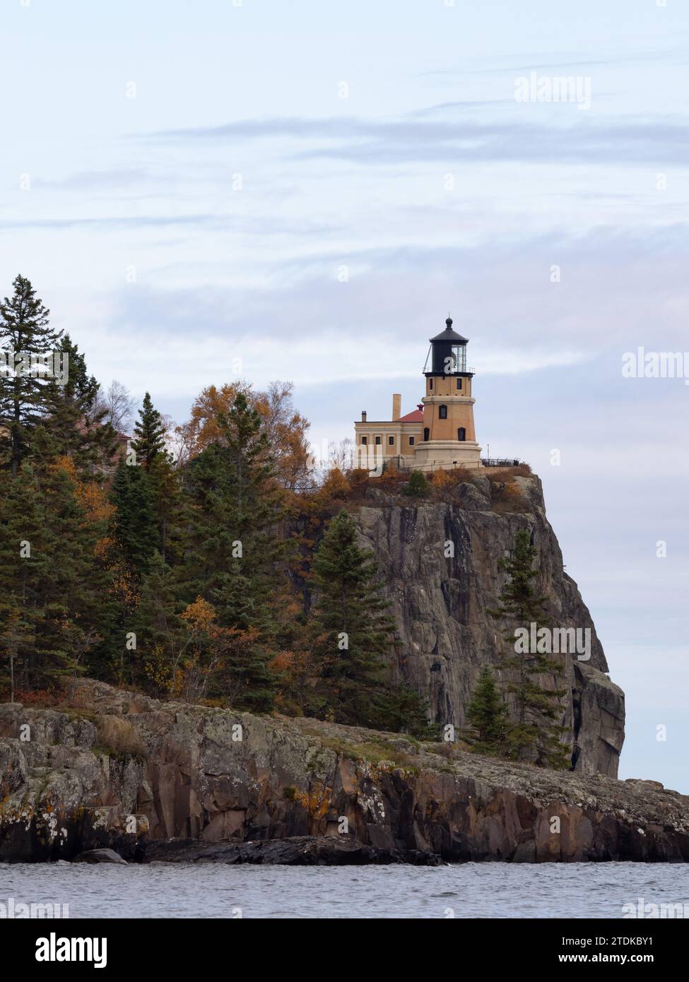 Phare historique de Split Rock au sommet d'une falaise rocheuse surplombant le lac supérieur, Michigan, en automne. Banque D'Images