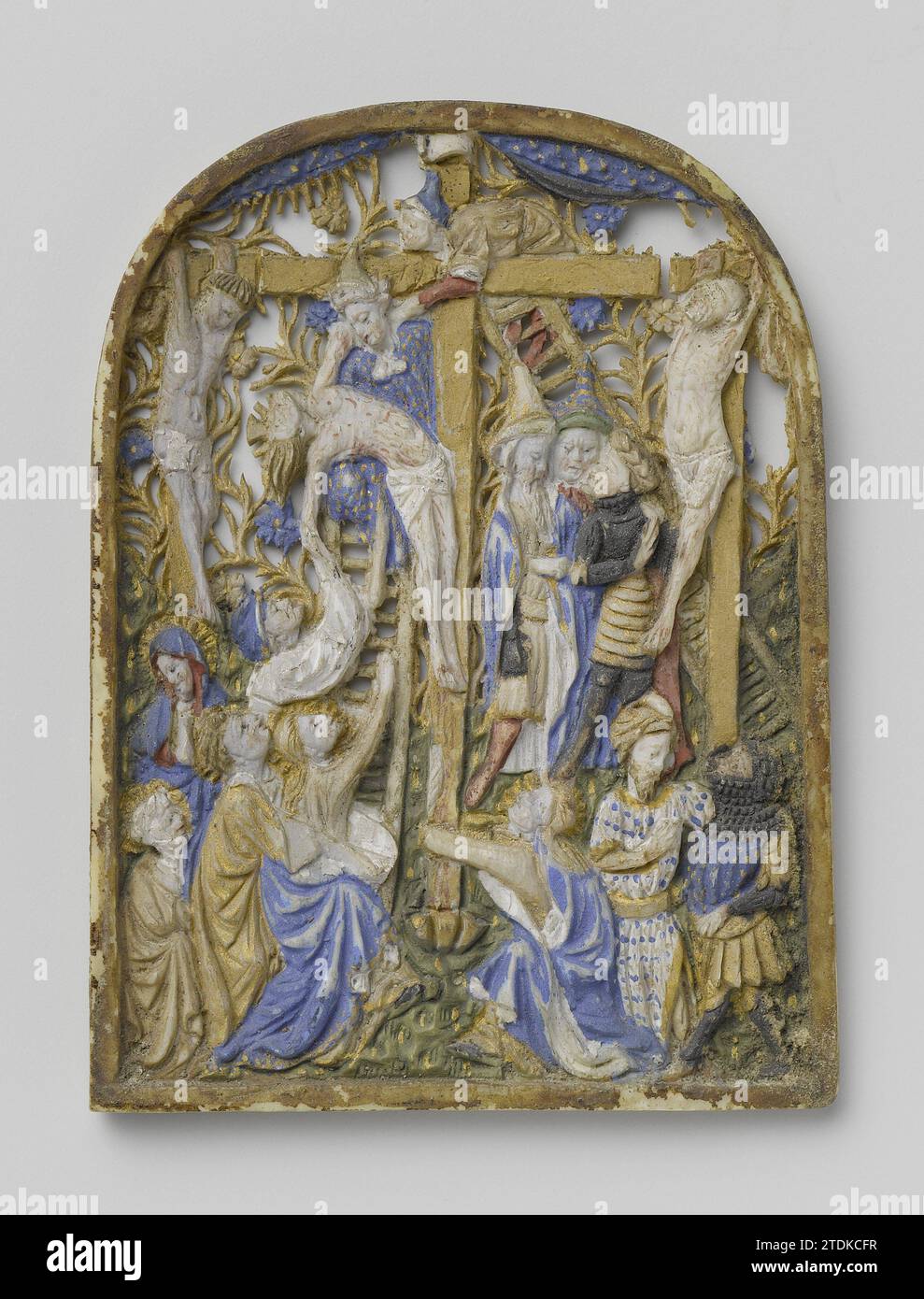 Relief à la déposition, anonyme, c. 1400 - c. 1420 dans un paysage montant des deux côtés, la croix est flanquée de celle des deux meurtriers. Deux hommes, placés contre la croix placée contre la croix, sont occupés à transférer le corps faible-pendant de Christ à un homme debout en bas, qui a levé son bras. Devant lui se trouve Jean avec Maria dans les bras, qui tend les mains à son fils. Derrière Jean s'agenouille une sainte femme avec un turban, une seconde sainte femme se tient avec ses mains dans une attitude de prière et avec la tête de croix évitée. A droite de la croix deux pharisiens en conversat Banque D'Images