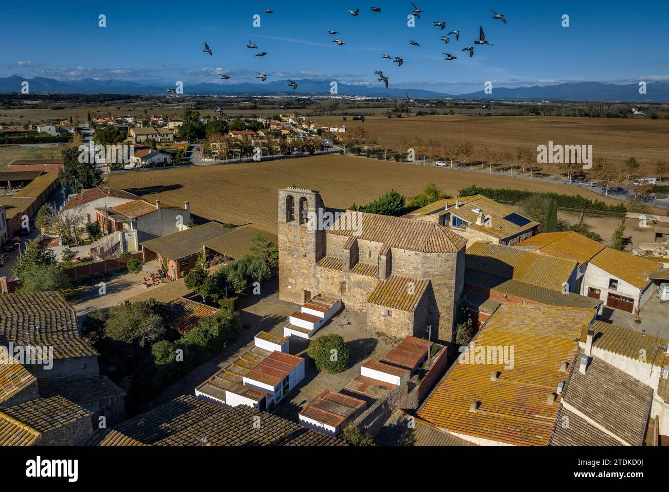 Vue aérienne du village de Vilacolum, à Torroella de Fluvià, et de l’église de Sant Esteve de Vilacolum (Alt Empordà, Gérone, Catalogne, Espagne) Banque D'Images