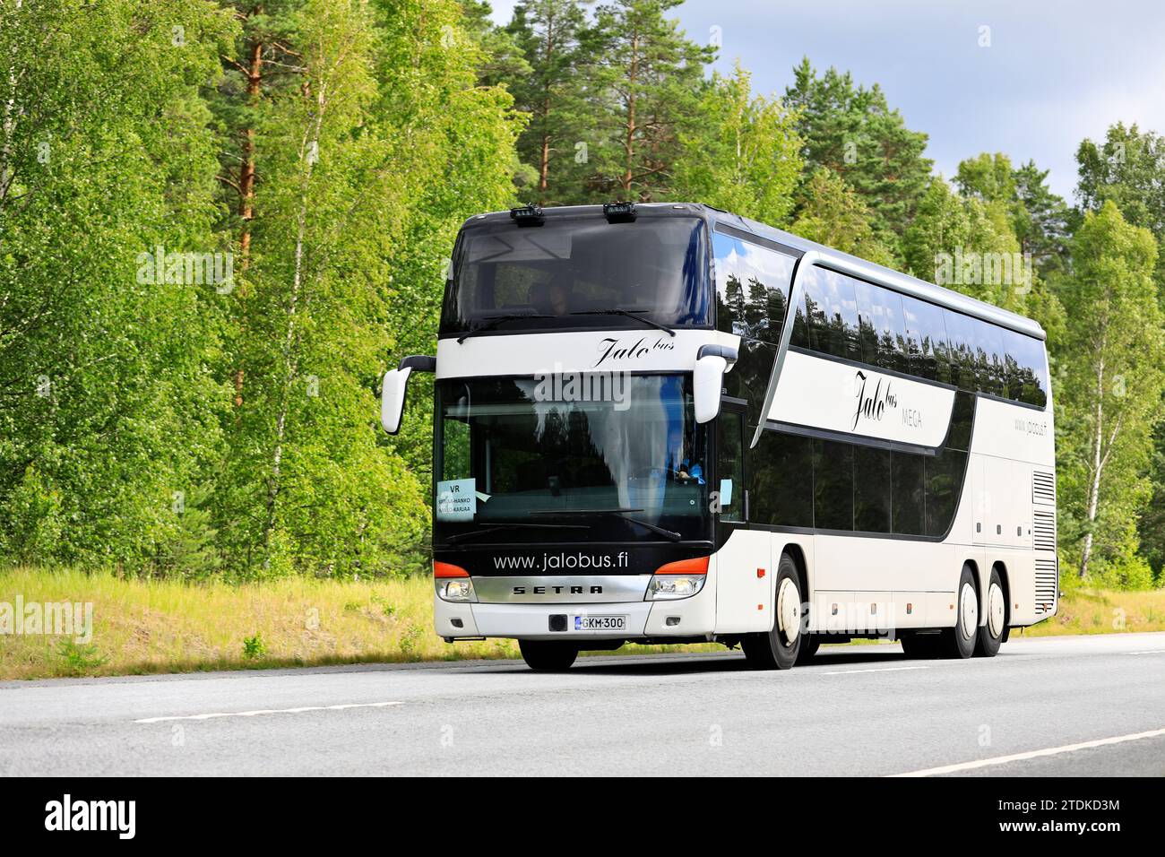 Le bus blanc Setra S431DT à deux étages de Jalobus Oy transporte des passagers de trains VR pendant les travaux d'électrification de la voie. Raasepori, FI. 7 juillet 23 Banque D'Images