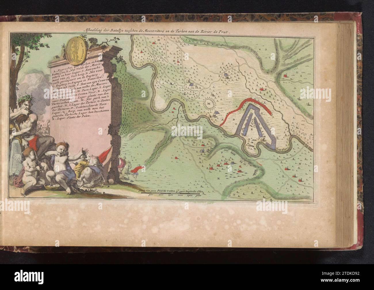 Bataille de la Voët, 1711, Anonyme, 1735 carte de la bataille entre les armées russes et turques sur la rivière de Voet en Moldavie en 1711. Sur la gauche un mur de pierre avec la légende, ici et le dieu de la rivière du chat. Sur le dessus du mur un médaillon de la Pax Armata. Partie d'un atlas avec 223 cartes des pays et des villes et des scènes de guerre en Europe dans la période ca. 1690-1735. Imprimeur : Northern Netherlandspublisher : Amsterdam papier gravure / gravure / laquage Moldavie carte de la bataille entre les armées russes et turques sur la rivière de Voet en Moldavie en 1711. Sur la gauche un mur de pierre avec Banque D'Images