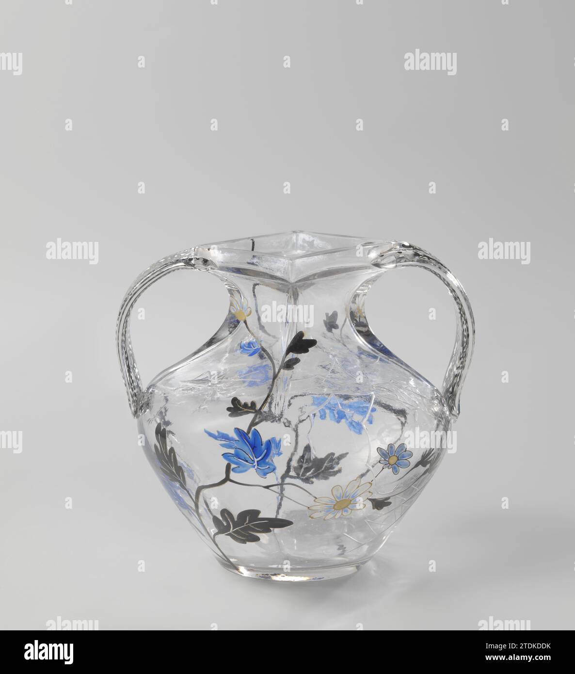 Vase avec un cricket, une araignée, une sauterelle et une libellule entre fleurs et feuilles de vignes, Émile Gallé (atelier or), c. 1884 - c. 1889 vase à fond plat. Corps bombé transféré à une bouche pliée, carrée, des oreilles plates et incurvées. Sur le corps en radgravure un cricket, une araignée, une sauterelle et une libellule entre fleurs et feuilles de vignes en noir, blanc, bleu et doré. Feuilles stylisées sur les oreilles. En bas la signature en rouge e-mail e gallé nancy. Vase verre soufflant Nancy avec fond plat. Corps bombé transféré à une bouche pliée, carrée, des oreilles plates et incurvées. Sur le corps en radgravure un cric Banque D'Images