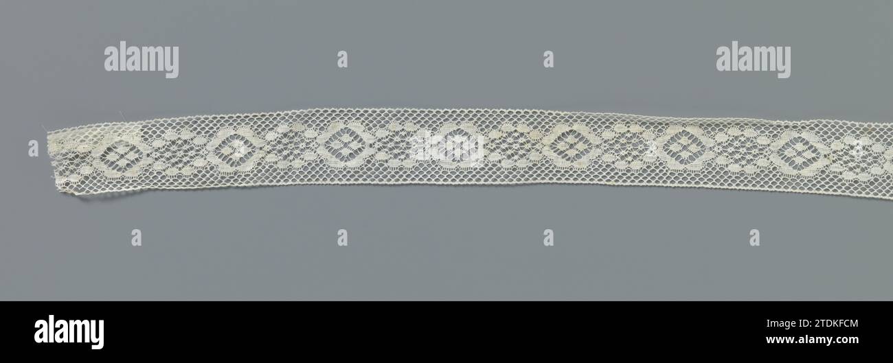 Côté machinal avec chaîne de fleurs rondes stylisées, anonyme, c. 1850 - c. 1899 côté machine bord intermédiaire : côté machinal Valenciennes. Le motif répétitif se compose d'une succession de deux fleurs rondes stylisées différentes avec un flocon de neige mécanique plus grossier et plus fin comme un cœur de fleur. Une fleur se compose de huit pétales ronds lâches qui forment un cercle. L'autre fleur se compose d'un cercle de huit motifs reliés en forme de demi-cercle. Les motifs semblent être faits dans la bataille de lin avec des bords ajourés. Ils sont reliés par un tralion d'usinage. France (éventuellement) coton (textil Banque D'Images