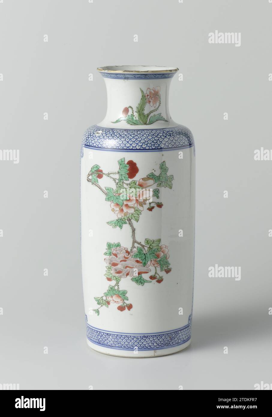 Vase cylindrique avec pivoine et lotus dans un cartouche sur motif de couche, anonyme, c. 1800 - c. 1899 vase cylindrique en porcelaine avec col étalé, peint en bleu glacé sous-jacent et sur le bleu glacé, rouge, vert, jaune, aubergine, noir et or. Le vase est recouvert de servetwork avec deux grosses cartouches en réserve, une avec une plante de lotus et une avec une branche de pivoine ; sur le cou une pivoine et une plante avec une sauterelle ; travail zigzag sur le bord. Bord endommagé. Ancienne étiquette sur le fond avec 'Huth 334 19/5/05'. Famle verte. Porcelaine de Chine. glaçage. cobalt (minéral). peinture dorée (métal) / gildi Banque D'Images