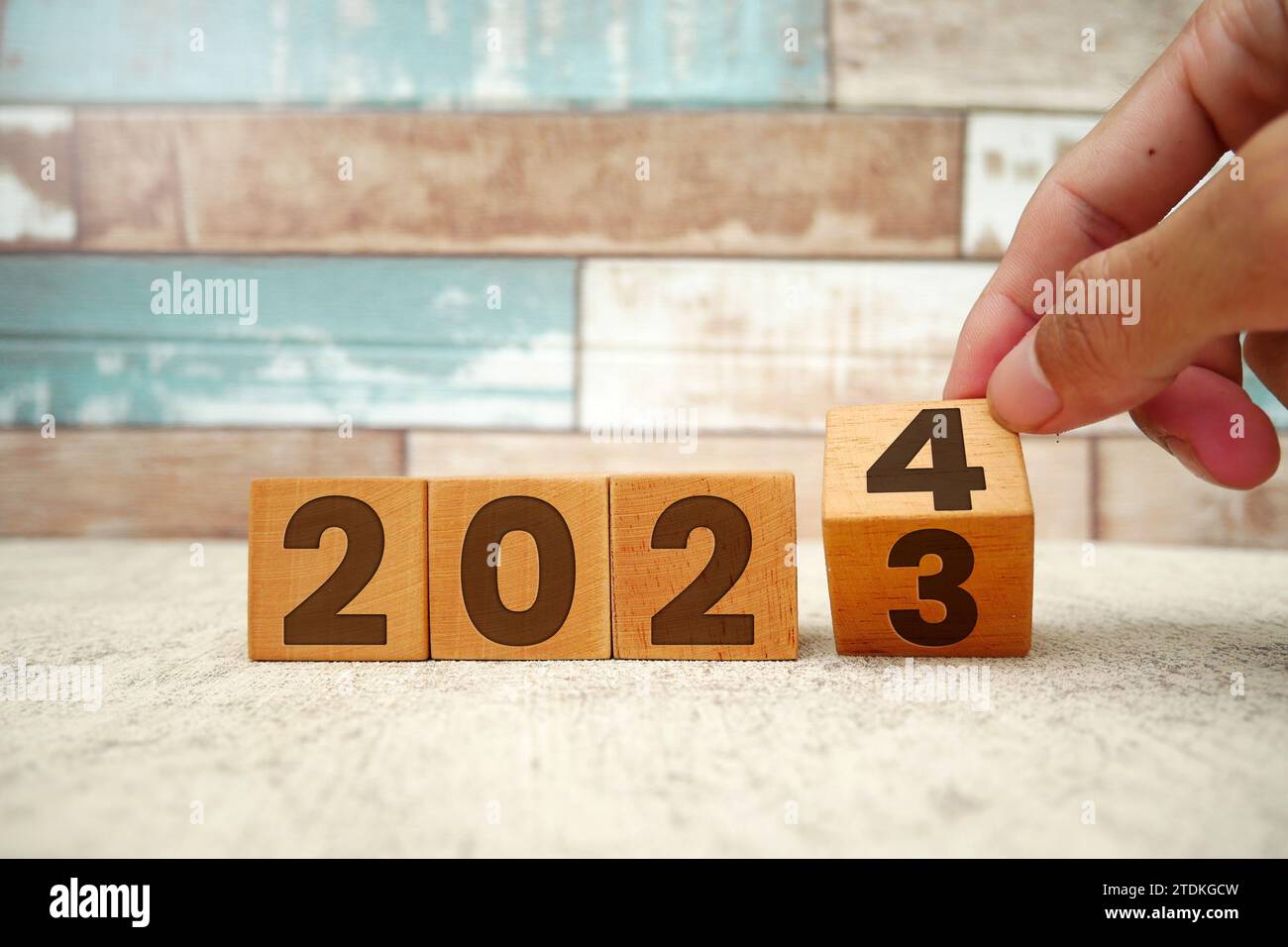 Flipping de 2023 à 2024 sur des blocs de cube en bois. Début de la ...