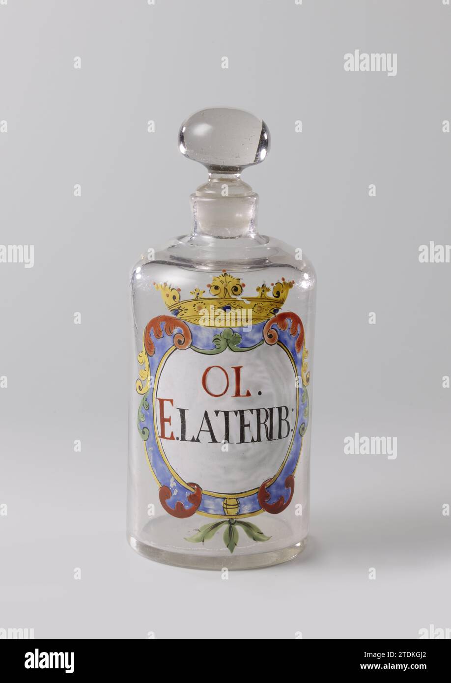 Flacon de pharmacie avec Stop, avec l'inscription : OL.E.Laterib:, Anonyme, c. 1700 - c. 1800 terrain plat. Corps cylindrique, épaule arrondie, col cylindrique court, butée glissée avec bouton sphérique. Sur le corps, dans les couleurs bleu, rouge, vert, jaune et noir, un large cartouche couru et primé avec l'inscription OL.e.laterib:. Verre soufflé en Europe centrale sol plat. Corps cylindrique, épaule arrondie, col cylindrique court, butée glissée avec bouton sphérique. Sur le corps, dans les couleurs bleu, rouge, vert, jaune et noir, un large cartouche couru et primé avec l'inscription OL Banque D'Images