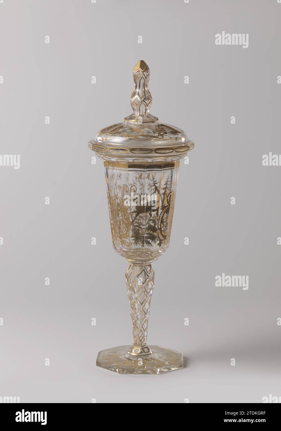 Pot avec une scène de chasse, anonyme, c. 1850 - c. 1875 plat, octogonal, pied facetté. Facette coupée, tribu en forme de balustre. Calice en forme d'entonnoir, arrondi et facetté au fond. Sur le calice en or une scène de chasse avec un chasseur avec pistolet. Au pied un cerf, une cigogne et un chien entre ornement rocaille. Les facettes sur le pied, le tronc et le bouton avec de l'or. Verre Bohemia soufflé / meulage / dorure plat, octogonal, pied facetté. Facette coupée, tribu en forme de balustre. Calice en forme d'entonnoir, arrondi et facetté au fond. Sur le calice en or une scène de chasse avec un chasseur avec pistolet. Sur le f Banque D'Images