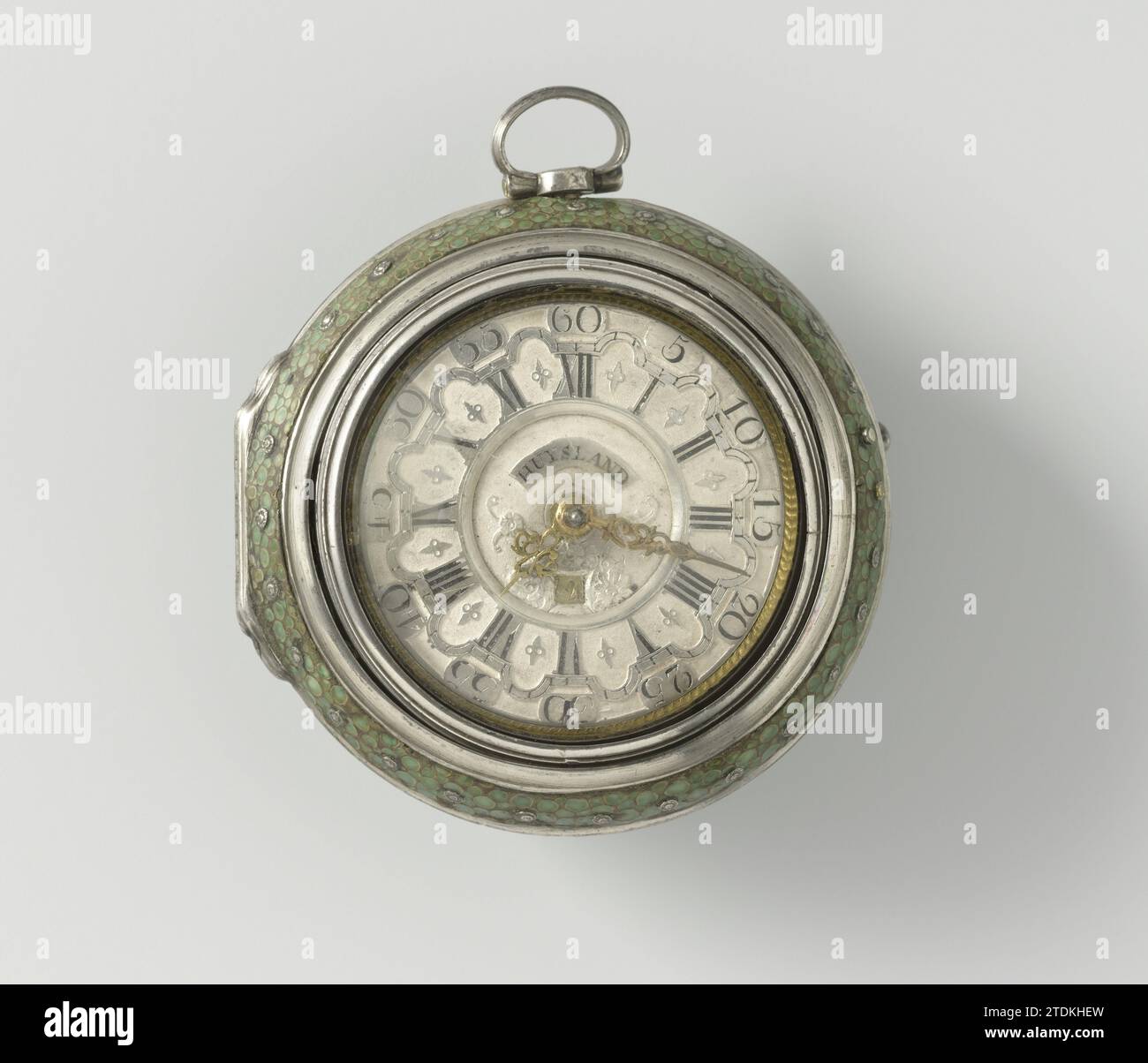 Montre de poche avec performance pilotée d'un baleinier, Hermanus Huyslandt, c. 1775 montre en argent avec cadran argenté, marquée : Huysland. L'œuvre de l'intérieur a marqué : Hermans Huysland, Amsterdam. Le tout s'est terminé dans une armoire argentée, sur laquelle la présentation d'un baleinier avec trois sloops a saisi une baleine harpoing dans un bord d'ornement Louis XV avec des monstres marins. L'armoire extérieure est exagérée par l'argent avec la peau verte roggen. Les verres de l'armoire extérieure sont manquants. Amsterdam argent (métal). Montre en argent avec cadran en argent, marquée : Huysland. L'œuvre de l'intérieur a marqué : Hermans Huysland Banque D'Images