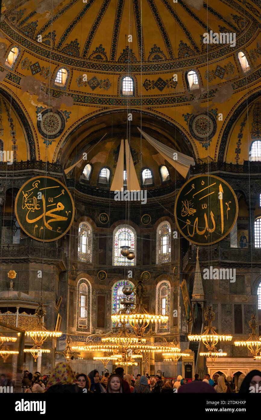 Vue intérieure sur la mosquée Ayasofya ou Sainte-Sophie. Ramadan ou photo conceptuelle islamique. Calligraphies des noms d'Allah et du prophète Mohammad. Istanbul Tu Banque D'Images