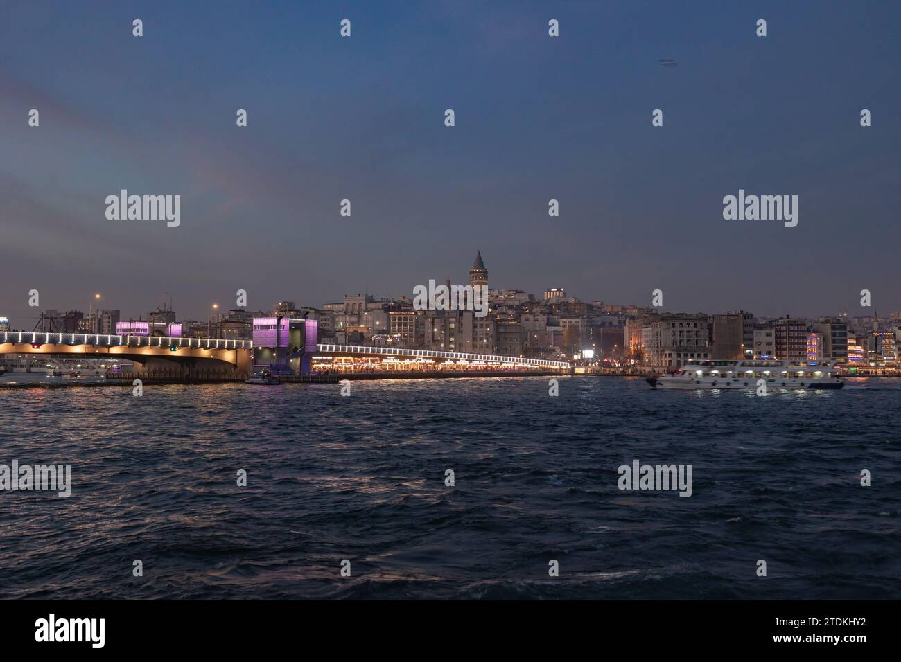 Tour de Galata et paysage urbain d'Istanbul dans la soirée. Istanbul Turkiye - 12.24.2022 Banque D'Images