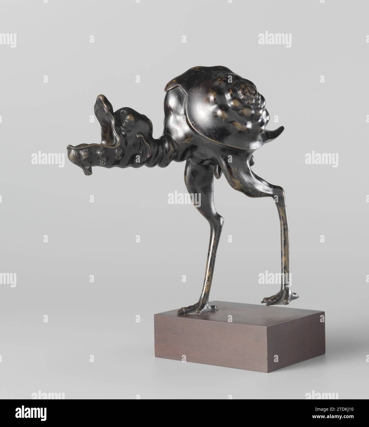 Petit monstre grotesque, Arent van Bolten (peut-être copie après), Arent van Bolten (peut-être copie après), c. 1780 - c. 1900 l'animal se tient sur de hautes pattes avec la bouche ouverte. Le mur en spirale d'une maison d'escargot sur le site des ailes ; organes génitaux prononcés. Caster : Paris (possiblement) après conception par : Zwolle (possiblement) bronze (métal) laquant l'animal se tient sur les jambes hautes avec la bouche ouverte. Le mur en spirale d'une maison d'escargot sur le site des ailes ; organes génitaux prononcés. Caster : Paris (possiblement) après conception par : Zwolle (possiblement) bronze (métal) laquage Banque D'Images