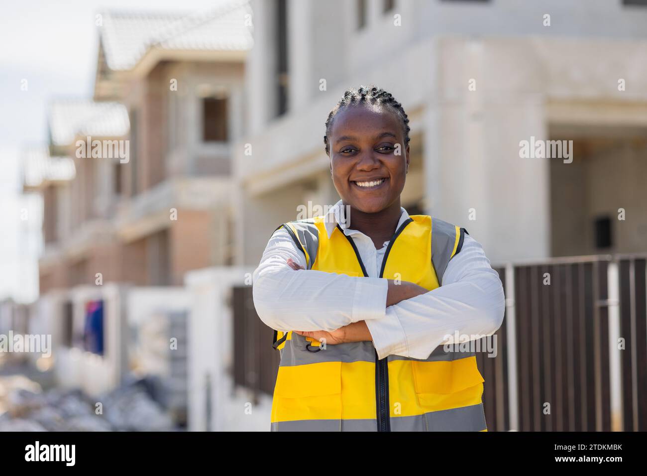 Portrait succès intelligent femmes noires travailleur femme africaine travail dans l'industrie de la construction sourire heureux dans le chantier de construction. Banque D'Images