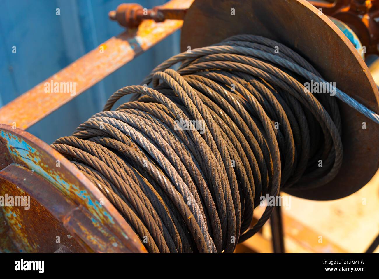 Rouille vieux câble en acier de l'industrie utilisé grunge vieilli fil d'acier ou corde en acier, tambour d'élingue de corde. Banque D'Images