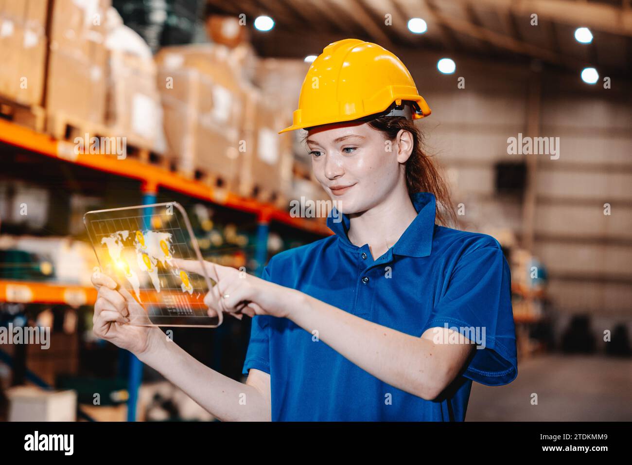 jeune femme travailleur utilisant un dispositif de tablette numérique avec un logiciel de gestion des stocks logistiques pour contrôler le chargement moniteur marchandises d'entrepôt de fret happy smi Banque D'Images