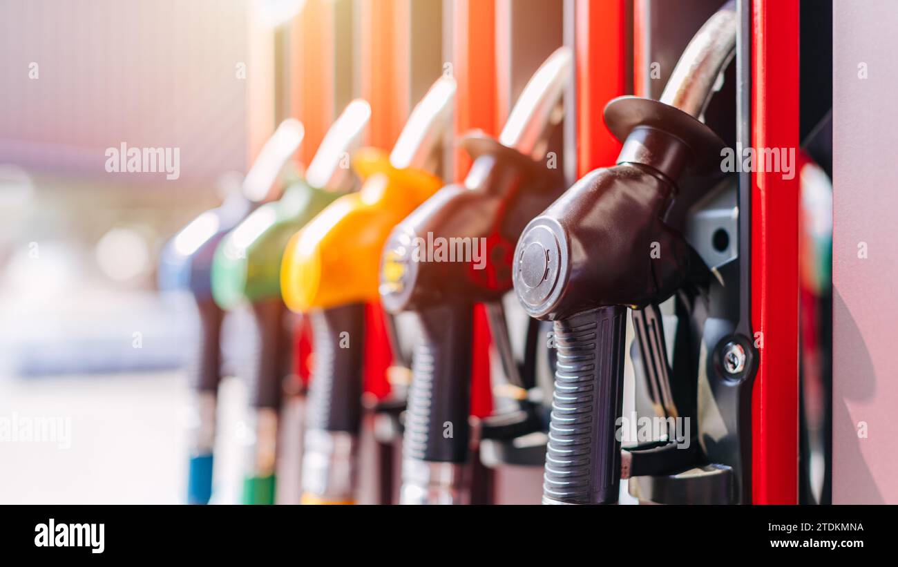 Remplissage du pistolet de carburant diesel à la station-service. La crise du prix du carburant a un impact sur le coût du carburant dans les activités de transport et la consommation d'énergie des voyages augmente i. Banque D'Images