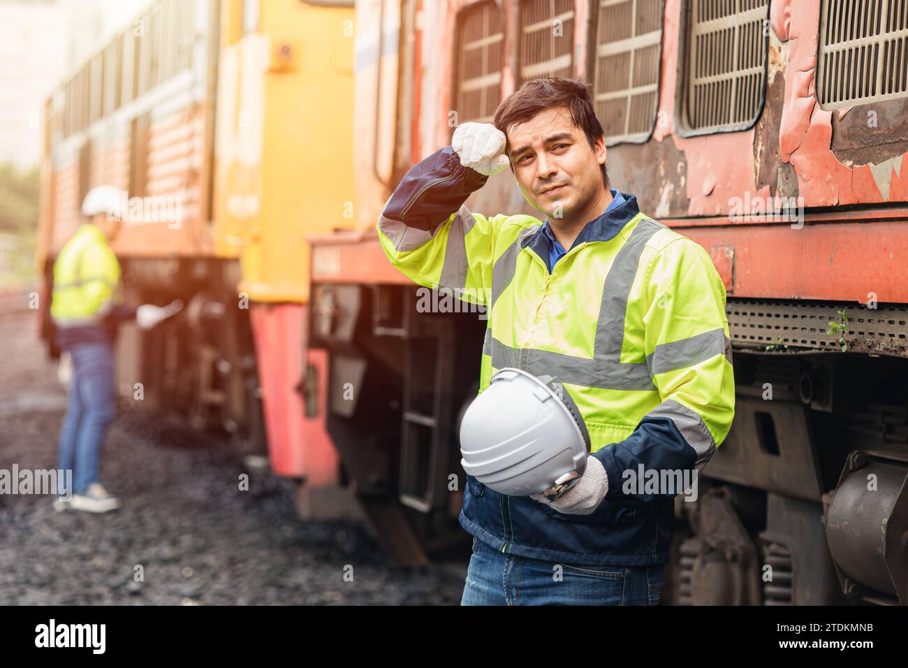 Travailleur d'ingénieur de fatigue fatigué du travail dur extérieur temps chaud saison d'été personnel de service d'entretien de train. Banque D'Images