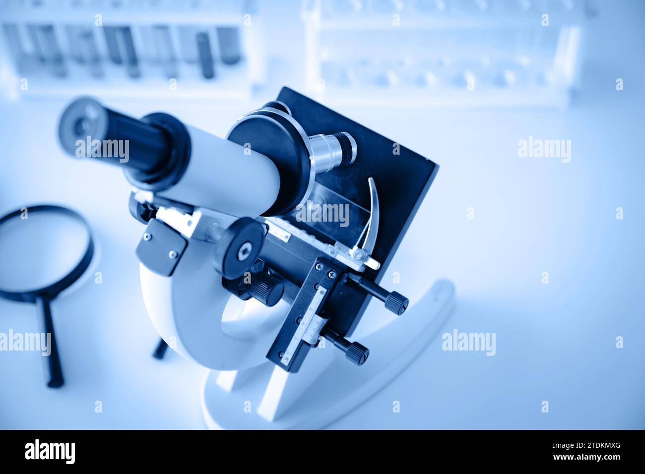 Équipement scientifique de microscope de laboratoire de science pour l'apprentissage de l'éducation de la tonalité de couleur bleue Banque D'Images