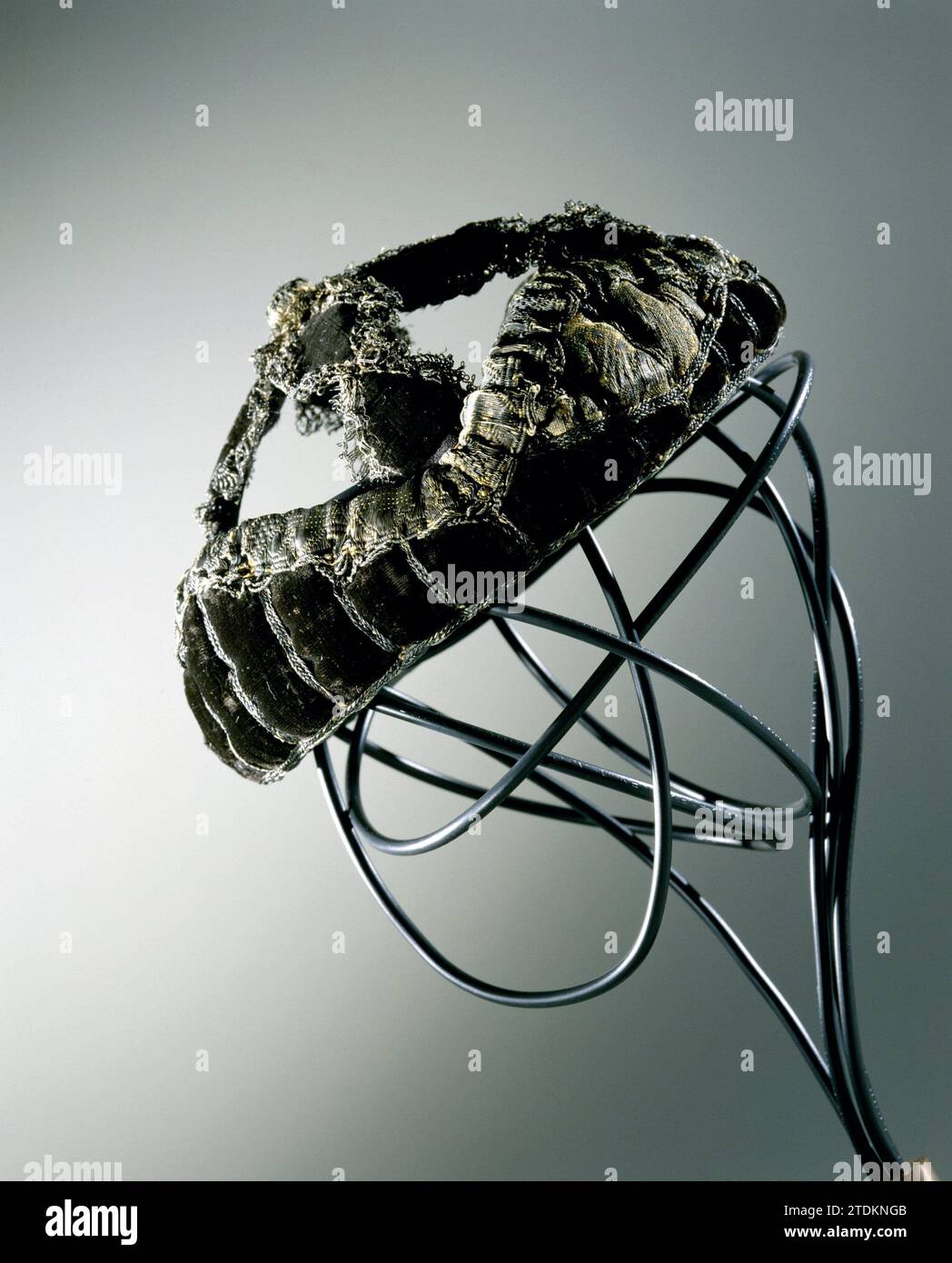 Valhoed de côté noir jaune avec bord rempli et deux pneus au-dessus de la tête, décoré avec passion argentée et côté, anonyme, c. 1600 - c. 1800 chapeau d'automne de côté noir jaune avec un bord rempli et deux pneus qui donnent sur la croix, décoré avec passion argentée et côté. Modèle : Rand construit à partir de lin naturel sur lequel une couche de laine naturelle de 1 cm d'épaisseur est posée à l'extérieur, qui est attachée au lin tous les 1,5 cm avec un point. L'extérieur est recouvert de côté noir jaune, l'intérieur est doublé de soie bleue. Le bord a quatre pointes émoussées (tous les 15 cm). Depuis les côtés bas, deux pneus tournent diags Banque D'Images