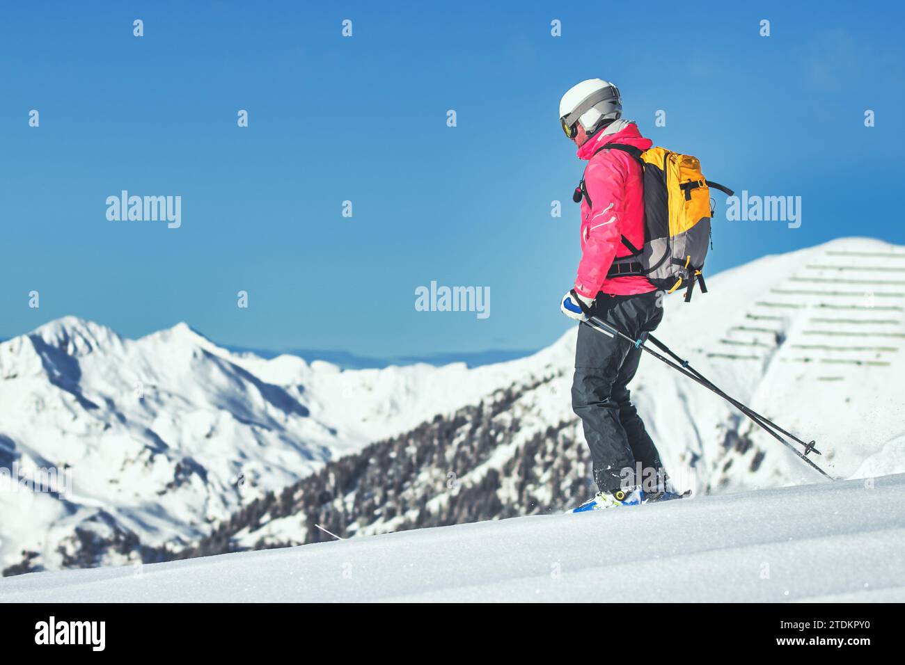 Skieur coureur libre avec sac à dos sur les Alpes italiennes Banque D'Images